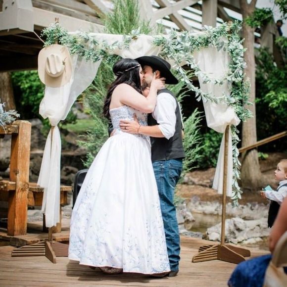 Meet your Posher, Kylie - Picture 1 of 1